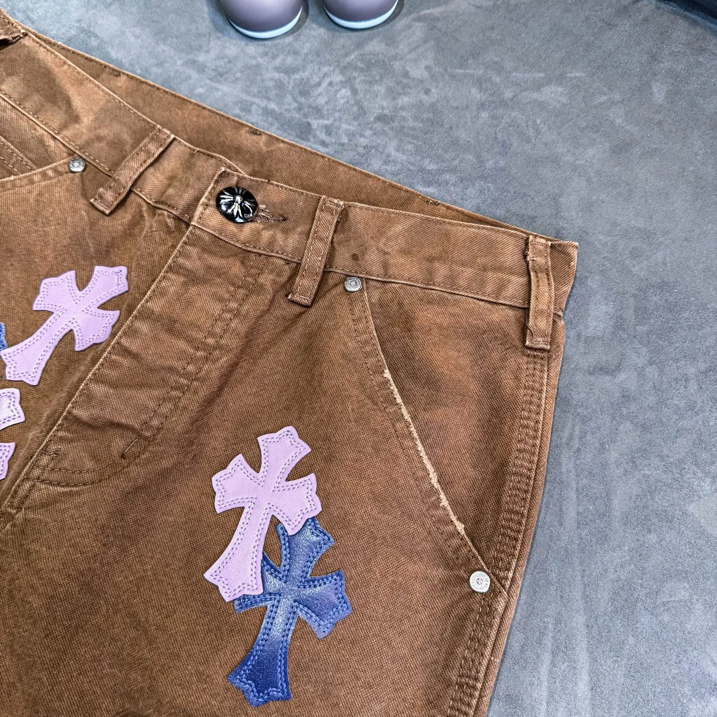 P300 Chrome Hearts Chrome Hearts Brown Logging Purple Multi-Leather Jeans Multi-leather Label Work Jeans CH Jeans All need to be washed and then disassembled and hand-stitched with sheepskin cross leather and then spliced together to complete. The whole process is too complicated to describe. About Chrome Hearts This is an extremely luxurious fashion brand that can also be called the aristocrat of the high street. It has always been an exclusive brand for some hipsters or the rich second generation. Compared with ordinary high streets, it is more luxurious and noble. Compared with luxury brands, it has a more fashionable personality. It has always been a brand that I have a special liking for. Color: Brown Size: 28 30 32 34 36